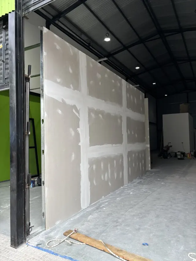 Placas de yeso colocadas y masilladas durante la remodelación