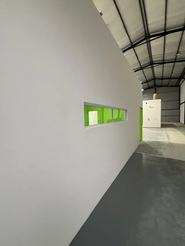 Tabique de placa terminado con ventana interior